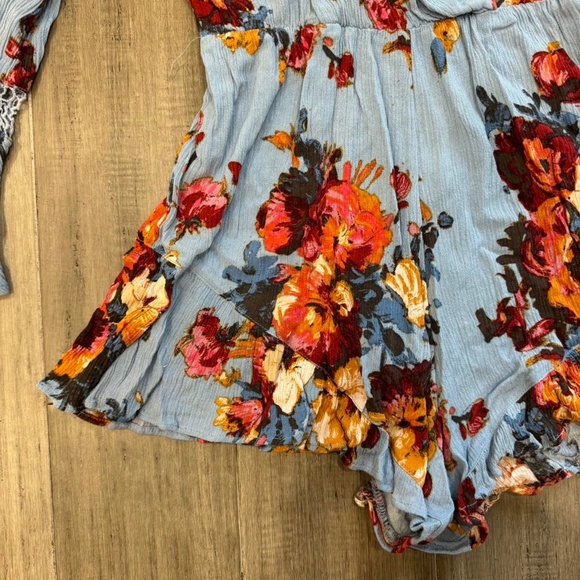 V-Neck Flowy Floral Romper - Picture 8 of 9